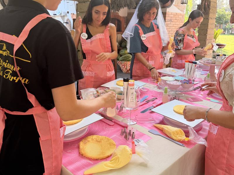 La pasticcera mostra come usare la sac à poche