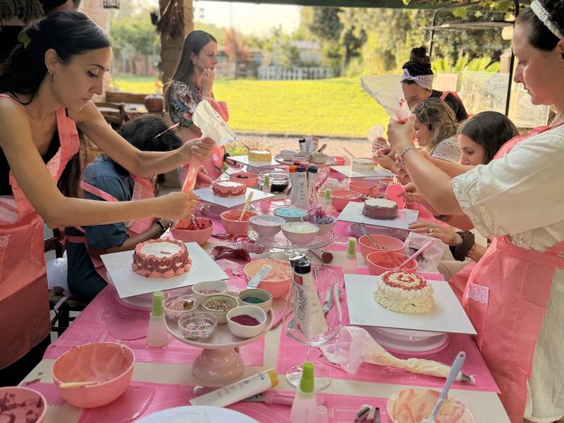 Amiche al lavoro sulla decorazione delle Mini Cake