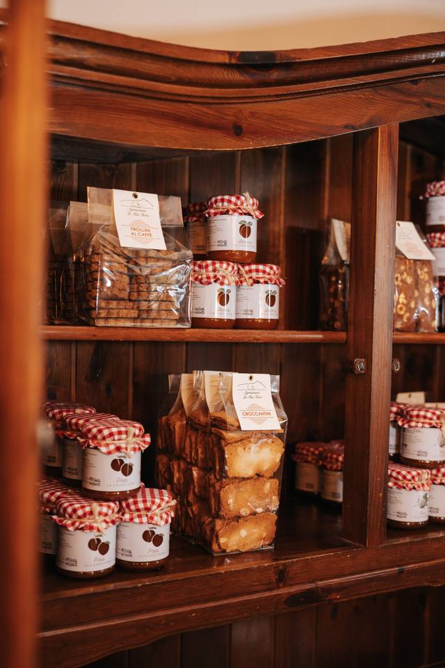 Confetture e biscotti nella credenza