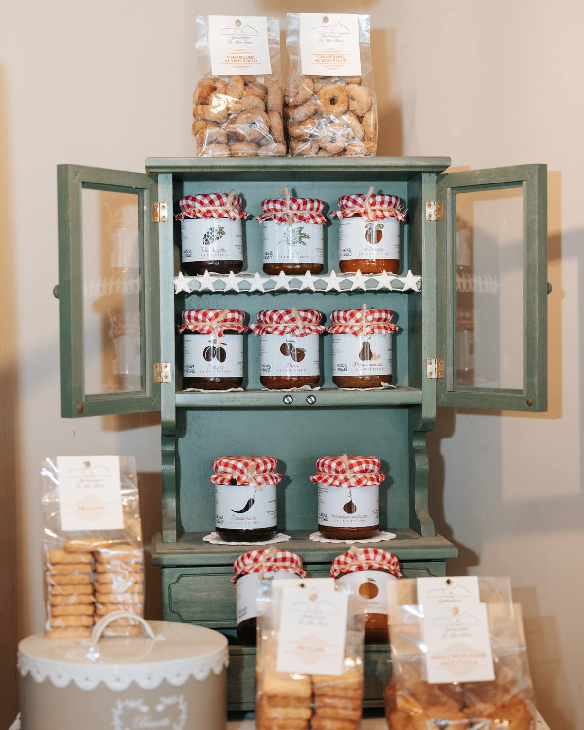 La credenza dell'agriturismo con confetture e biscotti fatti in casa