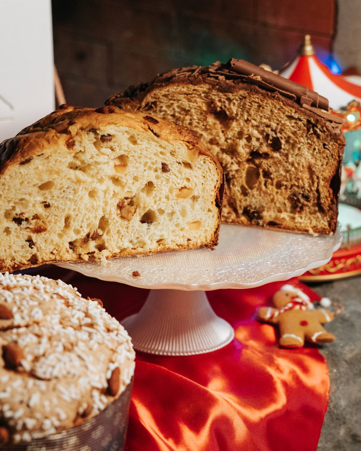 Panettone artigianale tagliato sull'alzata, con decorazioni di Natale
